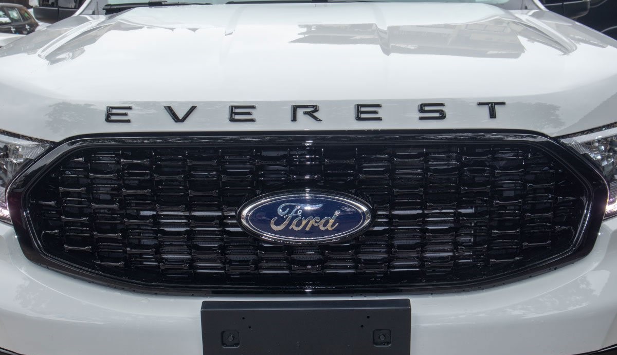 Thay đổi lớn nhất của Ford Everest Sport 2021 là phần đầu xe