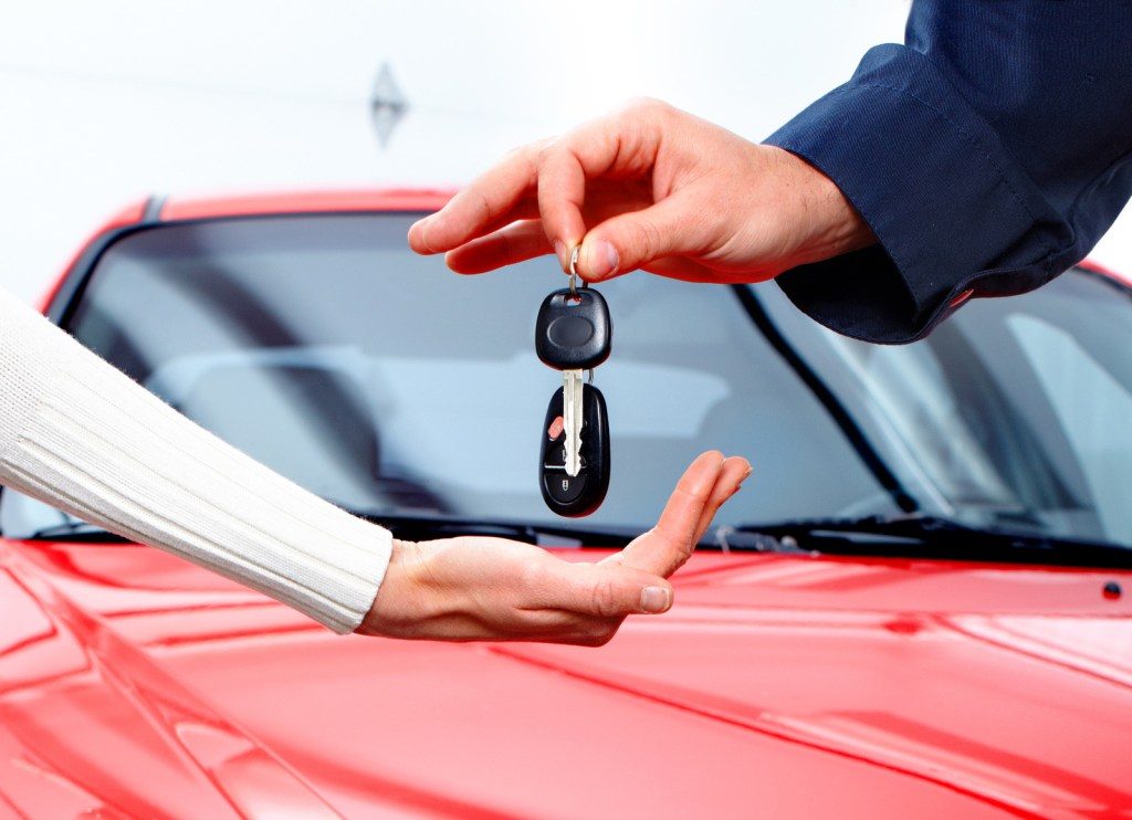 Lệ phí trước bạ ô tô được hiểu là khoản lệ phí mà người mua ô tô phải nộp cho cơ quan thuế.